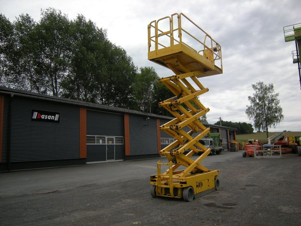 Genie GS 3246, Scherenarbeitsbühne Genie 11,9 m - Vazdušna platforma montirana na kamion: slika 1 Genie GS 3246, Scherenarbeitsbühne Genie 11,9 m - Vazdušna platforma montirana na kamion: slika 1