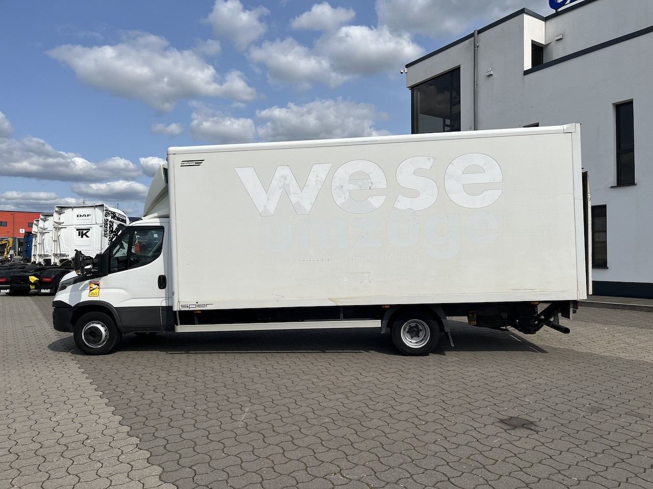 Iveco 70C18 Daily Koffer mit Ladebordwand - Dostavno vozilo sa zatvorenim sandukom: slika 2 Iveco 70C18 Daily Koffer mit Ladebordwand - Dostavno vozilo sa zatvorenim sandukom: slika 2