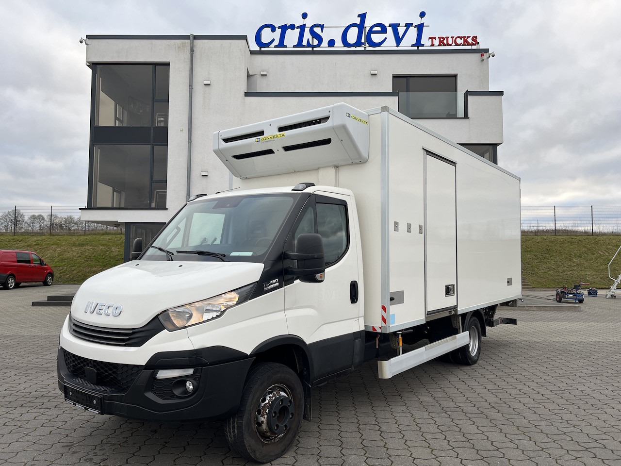 Iveco 70C18 Daily Tiefkühlkoffer mit Ladebordwand - Dostavno vozilo hladnjača: slika 1 Iveco 70C18 Daily Tiefkühlkoffer mit Ladebordwand - Dostavno vozilo hladnjača: slika 1