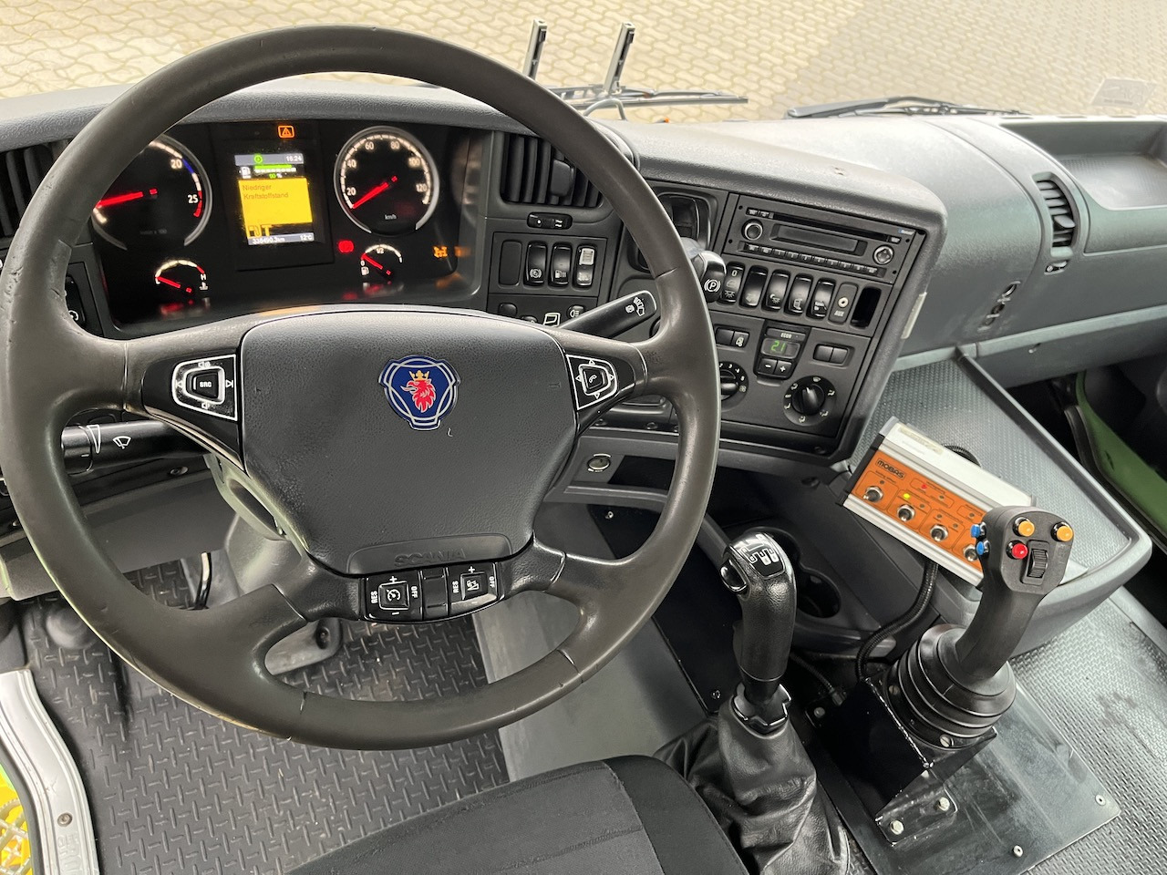 Scania G 450 8x4 Trösch Abrollkipper - Kamion sa hidrauličnom kukom: slika 2 Scania G 450 8x4 Trösch Abrollkipper - Kamion sa hidrauličnom kukom: slika 2