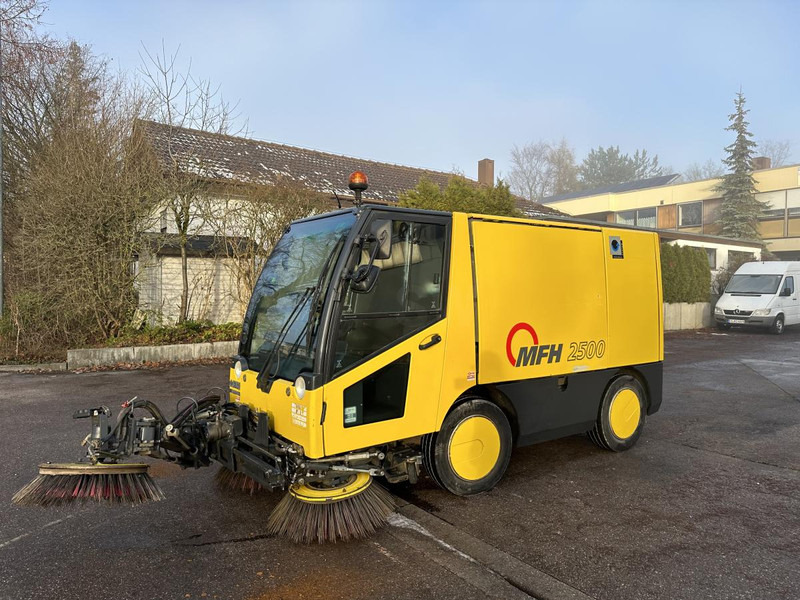 Diversen MFH 2500 Kehrmaschine Klima 3 Besen AEBI MATEC MFH 2500 Kehrmaschine Klima 3 Besen - Industrijska mašina za metenje: slika 4 Diversen MFH 2500 Kehrmaschine Klima 3 Besen AEBI MATEC MFH 2500 Kehrmaschine Klima 3 Besen - Industrijska mašina za metenje: slika 4