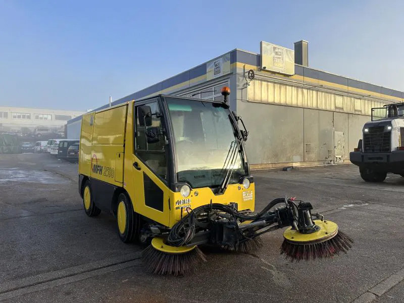 Diversen MFH 2500 Kehrmaschine Klima 3 Besen AEBI MATEC MFH 2500 Kehrmaschine Klima 3 Besen - Industrijska mašina za metenje: slika 2 Diversen MFH 2500 Kehrmaschine Klima 3 Besen AEBI MATEC MFH 2500 Kehrmaschine Klima 3 Besen - Industrijska mašina za metenje: slika 2