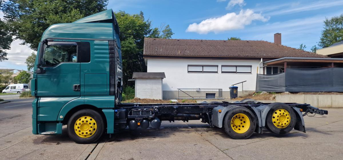 MAN TGX 26.440 FLL 6x2 Fahrgestell Intarder E6 - Kamion sa golom šasijom i zatvorenom kabinom: slika 2 MAN TGX 26.440 FLL 6x2 Fahrgestell Intarder E6 - Kamion sa golom šasijom i zatvorenom kabinom: slika 2