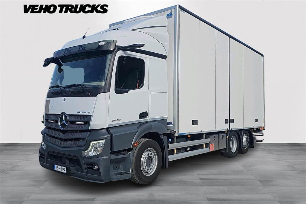 Mercedes-Benz Actros 2553L - Kokosivuaukeva - Kamion sa zatvorenim sandukom: slika 1 Mercedes-Benz Actros 2553L - Kokosivuaukeva - Kamion sa zatvorenim sandukom: slika 1
