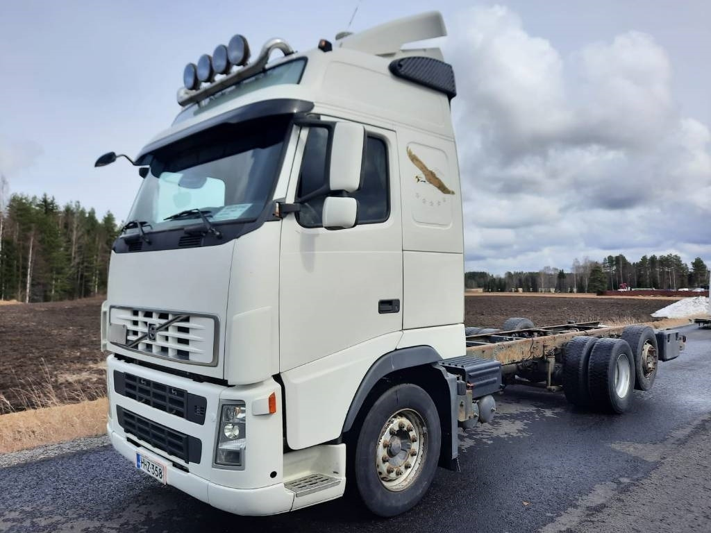 Volvo FH13 - Kamion sa golom šasijom i zatvorenom kabinom: slika 1 Volvo FH13 - Kamion sa golom šasijom i zatvorenom kabinom: slika 1
