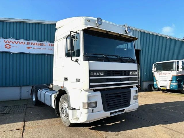 DAF 95.380 XF SPACECAB (EURO 2 / ZF16 MANUAL GEARBOX / D.E.B. ENGINE BRAKE / AIRCONDITIONING) - Tegljač: slika 2 DAF 95.380 XF SPACECAB (EURO 2 / ZF16 MANUAL GEARBOX / D.E.B. ENGINE BRAKE / AIRCONDITIONING) - Tegljač: slika 2