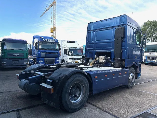 DAF 95.380 XF SPACECAB (EURO 2 / ZF16 MANUAL GEARBOX / HYDRAULIC KIT / P.T.O. / SIDE SKIRTS / AIRCONDITIONING) - Tegljač: slika 3 DAF 95.380 XF SPACECAB (EURO 2 / ZF16 MANUAL GEARBOX / HYDRAULIC KIT / P.T.O. / SIDE SKIRTS / AIRCONDITIONING) - Tegljač: slika 3