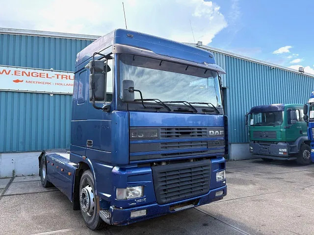 DAF 95.380 XF SPACECAB (EURO 2 / ZF16 MANUAL GEARBOX / HYDRAULIC KIT / P.T.O. / SIDE SKIRTS / AIRCONDITIONING) - Tegljač: slika 2 DAF 95.380 XF SPACECAB (EURO 2 / ZF16 MANUAL GEARBOX / HYDRAULIC KIT / P.T.O. / SIDE SKIRTS / AIRCONDITIONING) - Tegljač: slika 2