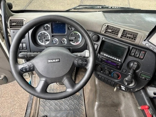 Interior photo 1: Tegljač DAF CF 85 360 SPACECAB (ORIGINAL DUTCH TRUCK / LOW MILEAGE!!) (EURO 5 / 9.000 KG. FRONT-AXLE / AS-TRONIC / AIRCONDITIONING / FRONTVI