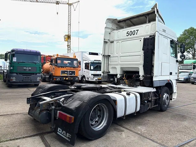 DAF XF 105.460 SPACECAB (4 IDENTICAL UNITS AVAILBLE) (ZF16 MANUAL GEARBOX / MX-BRAKE / 870+430 LITER TANK / FRIDGE / AIRCONDITIONING - Tegljač: slika 3 DAF XF 105.460 SPACECAB (4 IDENTICAL UNITS AVAILBLE) (ZF16 MANUAL GEARBOX / MX-BRAKE / 870+430 LITER TANK / FRIDGE / AIRCONDITIONING - Tegljač: slika 3
