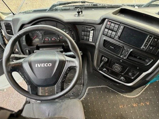 Interior photo 1: Tegljač Iveco Stralis 440.42 /TP HIGH-WAY (EURO 6 / AUTOMATIC GEARBOX / 2x TANK / FRIDGE / AIRCONDITIONING / ETC.)