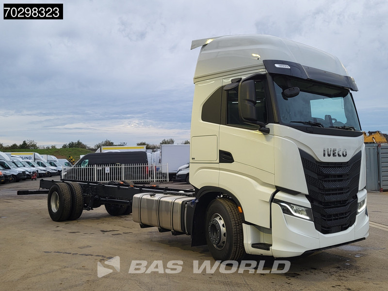 Iveco S-Way 420 4X2 NEW! Chassis, Automatic Standklima 2xTanks Euro 6 - Kamion sa golom šasijom i zatvorenom kabinom: slika 3 Iveco S-Way 420 4X2 NEW! Chassis, Automatic Standklima 2xTanks Euro 6 - Kamion sa golom šasijom i zatvorenom kabinom: slika 3