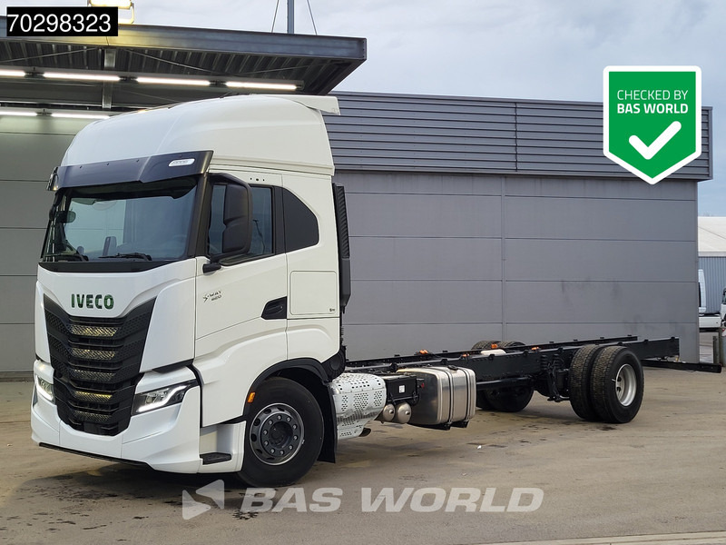 Iveco S-Way 420 4X2 NEW! Chassis, Automatic Standklima 2xTanks Euro 6 - Kamion sa golom šasijom i zatvorenom kabinom: slika 1 Iveco S-Way 420 4X2 NEW! Chassis, Automatic Standklima 2xTanks Euro 6 - Kamion sa golom šasijom i zatvorenom kabinom: slika 1