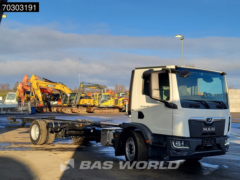MAN TGM 18.250 4X2 NEW 18 tons chassis Automatic Airco Euro 6 - Kamion sa golom šasijom i zatvorenom kabinom: slika 3 MAN TGM 18.250 4X2 NEW 18 tons chassis Automatic Airco Euro 6 - Kamion sa golom šasijom i zatvorenom kabinom: slika 3