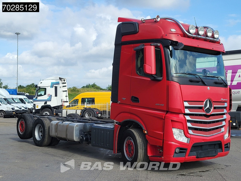 Mercedes-Benz Actros 2548 Actros 6X2 BigSpace Retarder PTO Liftachse Xenon ACC Navi Euro 6 - Kamion sa golom šasijom i zatvorenom kabinom: slika 3 Mercedes-Benz Actros 2548 Actros 6X2 BigSpace Retarder PTO Liftachse Xenon ACC Navi Euro 6 - Kamion sa golom šasijom i zatvorenom kabinom: slika 3
