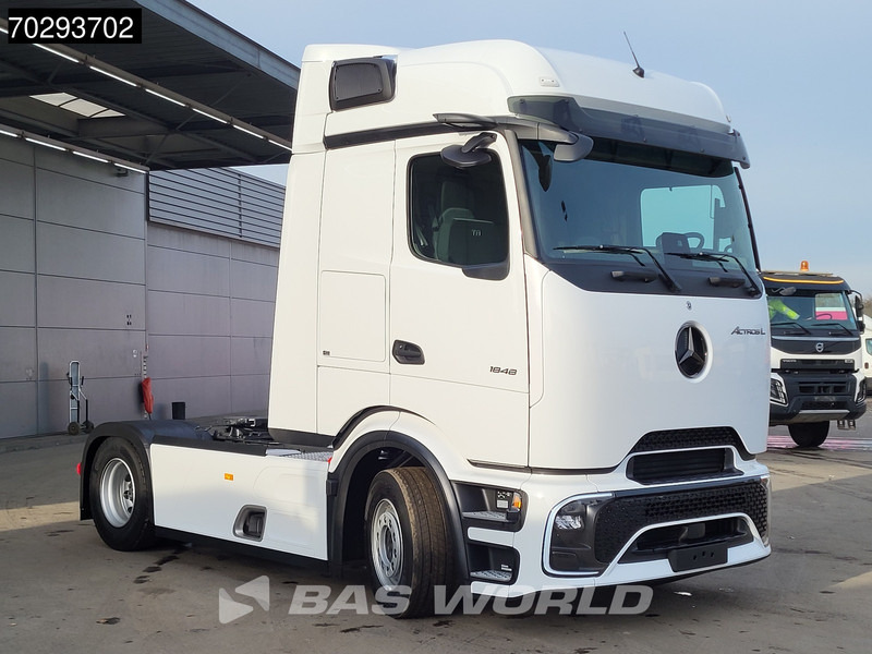 Mercedes-Benz Actros L 1848 4X2 NEW! ProCabin-Big 2x tanks Retarder Standclima Navi ACC - Tegljač: slika 3 Mercedes-Benz Actros L 1848 4X2 NEW! ProCabin-Big 2x tanks Retarder Standclima Navi ACC - Tegljač: slika 3