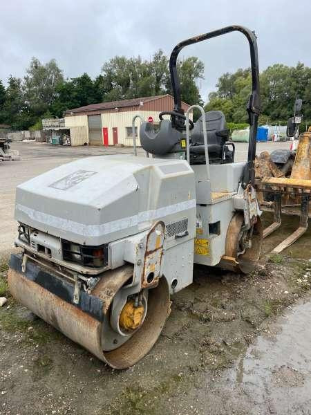 Caterpillar CB224 - Valjak za puteve: slika 1 Caterpillar CB224 - Valjak za puteve: slika 1