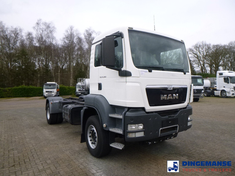 MAN TGS 19.360 4X2 BBS manual Euro 2 chassis + PTO - Kamion sa golom šasijom i zatvorenom kabinom: slika 2 MAN TGS 19.360 4X2 BBS manual Euro 2 chassis + PTO - Kamion sa golom šasijom i zatvorenom kabinom: slika 2