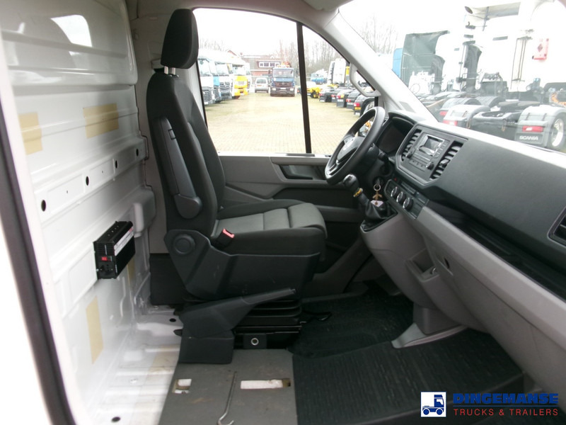 Interior photo 1: Dostavno vozilo sa ceradom Volkswagen Crafter 4x2 curtain side van Euro 6