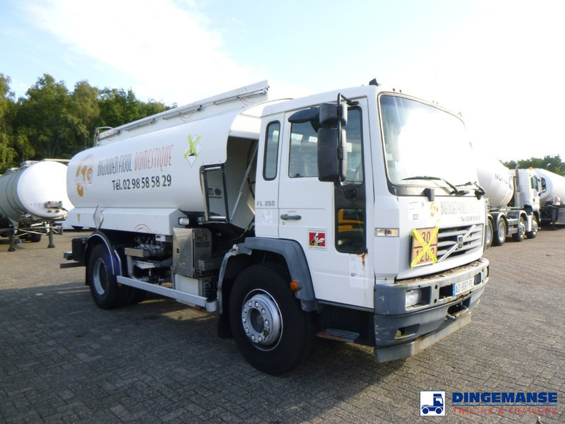 Volvo FL 250 4x2 fuel tank 14.7 m3 / 4 comp - Kamion cisterna: slika 2 Volvo FL 250 4x2 fuel tank 14.7 m3 / 4 comp - Kamion cisterna: slika 2