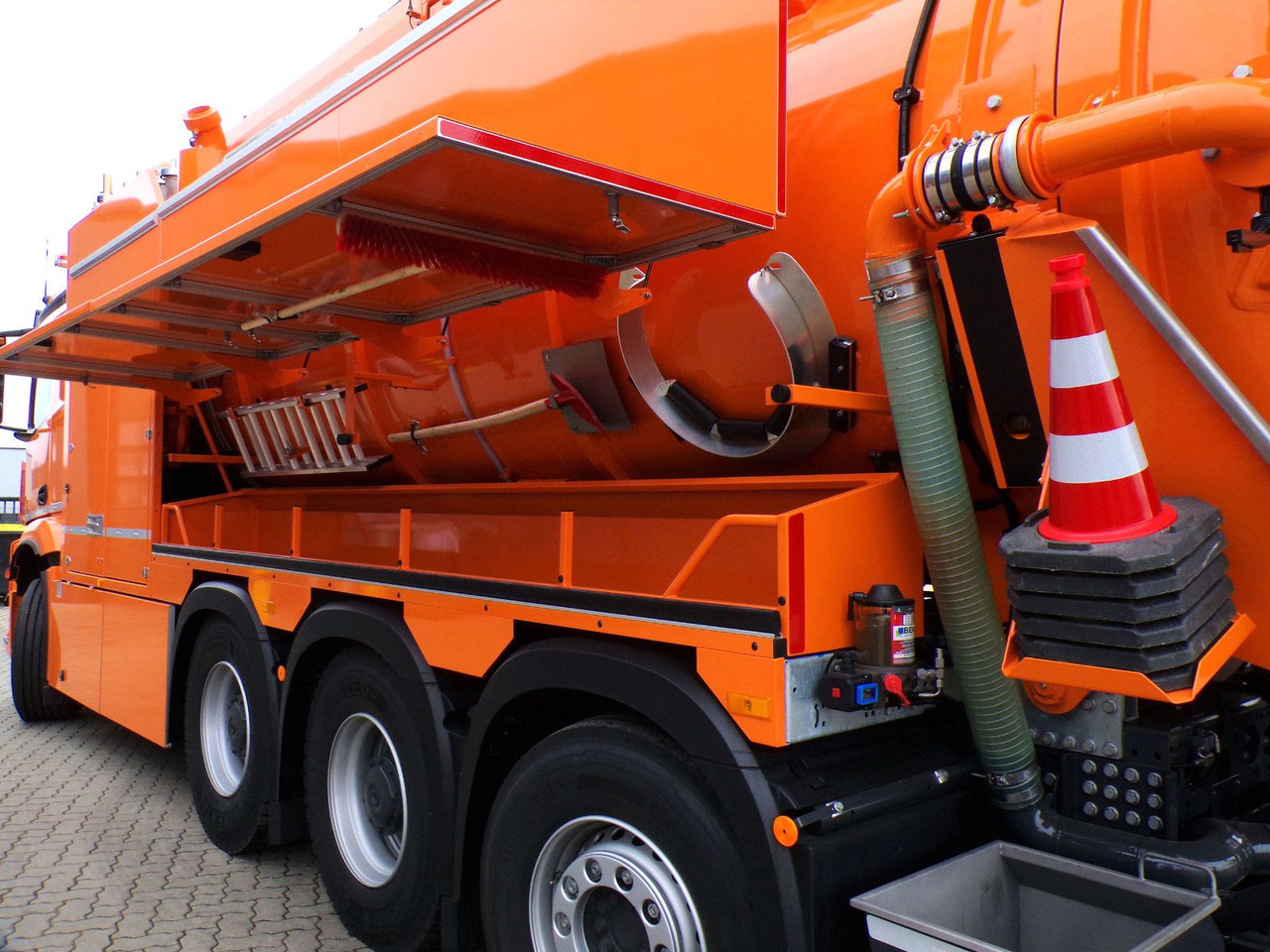 Mercedes-Benz Arocs 3551 8x4 Müller 16mCanalmaster F160EWA WRG - Vakuumska cisterna: slika 5 Mercedes-Benz Arocs 3551 8x4 Müller 16mCanalmaster F160EWA WRG - Vakuumska cisterna: slika 5
