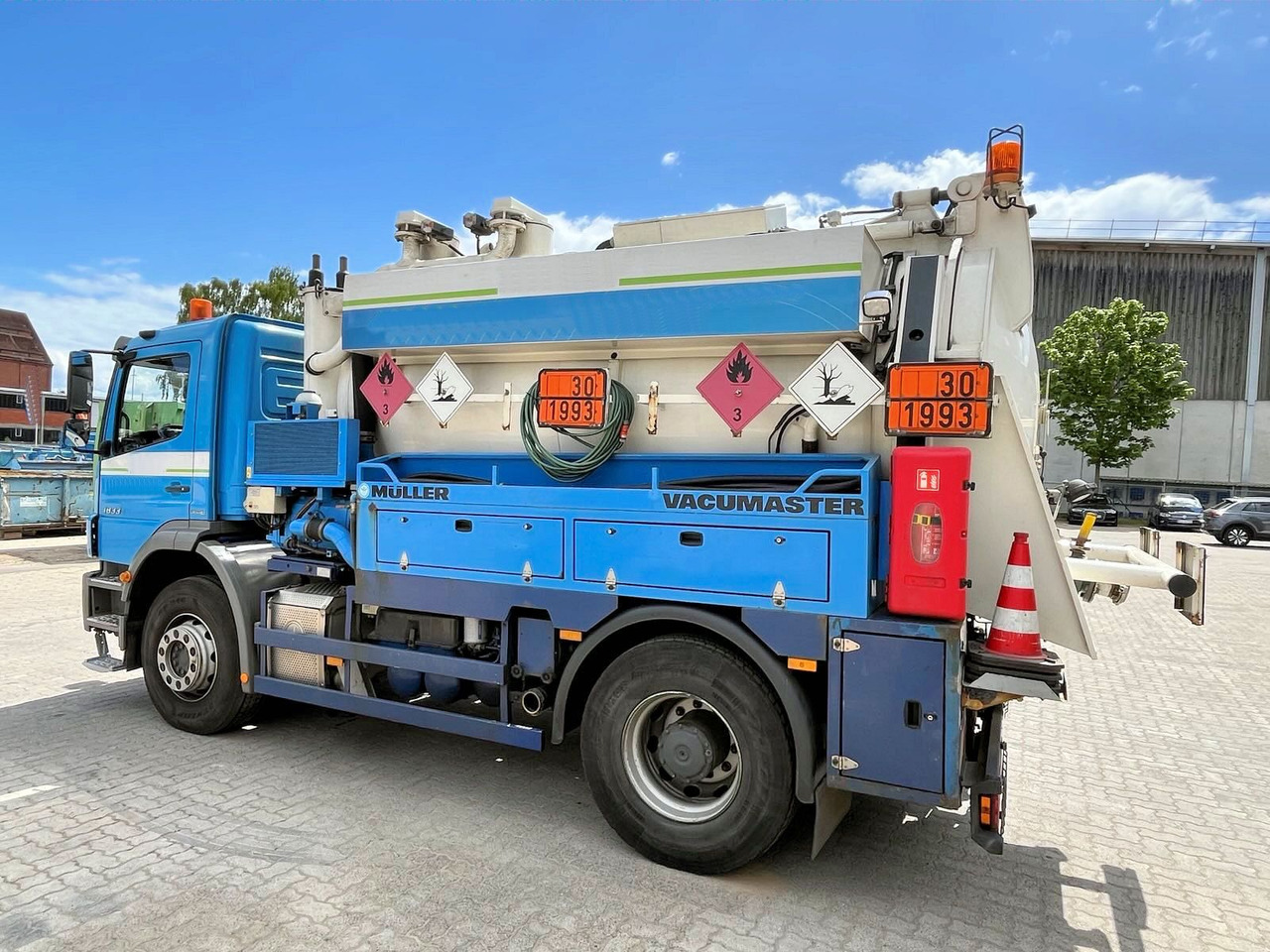 Mercedes-Benz Axor 1833 Müller 9,5m³ Saug u.Druck+HD-Spül +ADR - Vakuumska cisterna: slika 2 Mercedes-Benz Axor 1833 Müller 9,5m³ Saug u.Druck+HD-Spül +ADR - Vakuumska cisterna: slika 2