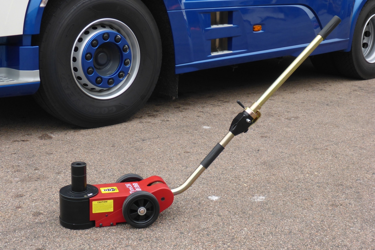 TPH30T-2M Air hydraulic jack 30 Tons - Minimum height 15 cm - portable (24 kg) - Гаражна опрема: slika 3 TPH30T-2M Air hydraulic jack 30 Tons - Minimum height 15 cm - portable (24 kg) - Гаражна опрема: slika 3