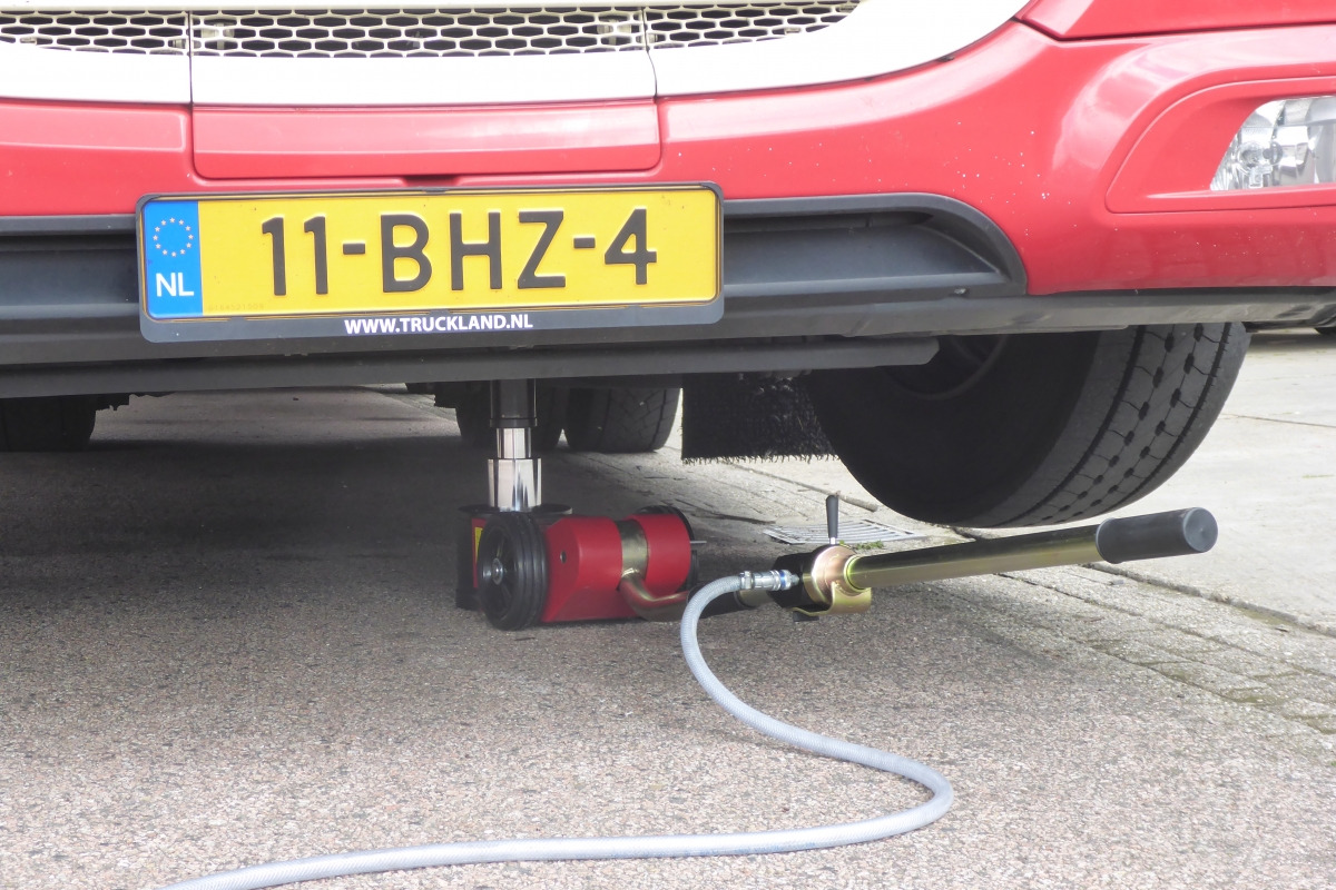 TPH30T-2M Air hydraulic jack 30 Tons - Minimum height 15 cm - portable (24 kg) - Гаражна опрема: slika 4 TPH30T-2M Air hydraulic jack 30 Tons - Minimum height 15 cm - portable (24 kg) - Гаражна опрема: slika 4