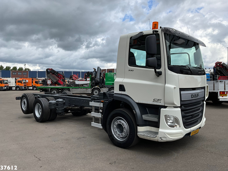 DAF FAN CF 330 Euro 6 Chassis cabine met kraanponton! Just 102.023 km! - Kamion sa golom šasijom i zatvorenom kabinom: slika 3 DAF FAN CF 330 Euro 6 Chassis cabine met kraanponton! Just 102.023 km! - Kamion sa golom šasijom i zatvorenom kabinom: slika 3