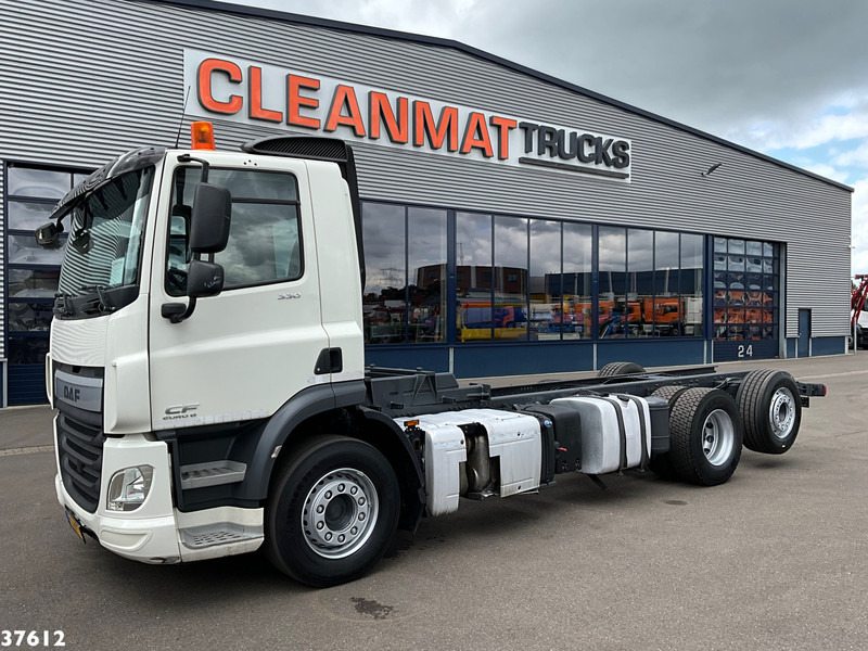 DAF FAN CF 330 Euro 6 Chassis cabine met kraanponton! Just 102.023 km! - Kamion sa golom šasijom i zatvorenom kabinom: slika 2 DAF FAN CF 330 Euro 6 Chassis cabine met kraanponton! Just 102.023 km! - Kamion sa golom šasijom i zatvorenom kabinom: slika 2