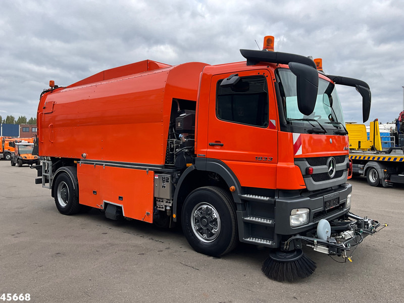 Mercedes-Benz Axor 1833 4x4 Schörling SORF Schienenreinigungs/Railway sweeper Just 38.680 Km! - Autočistilica: slika 5 Mercedes-Benz Axor 1833 4x4 Schörling SORF Schienenreinigungs/Railway sweeper Just 38.680 Km! - Autočistilica: slika 5