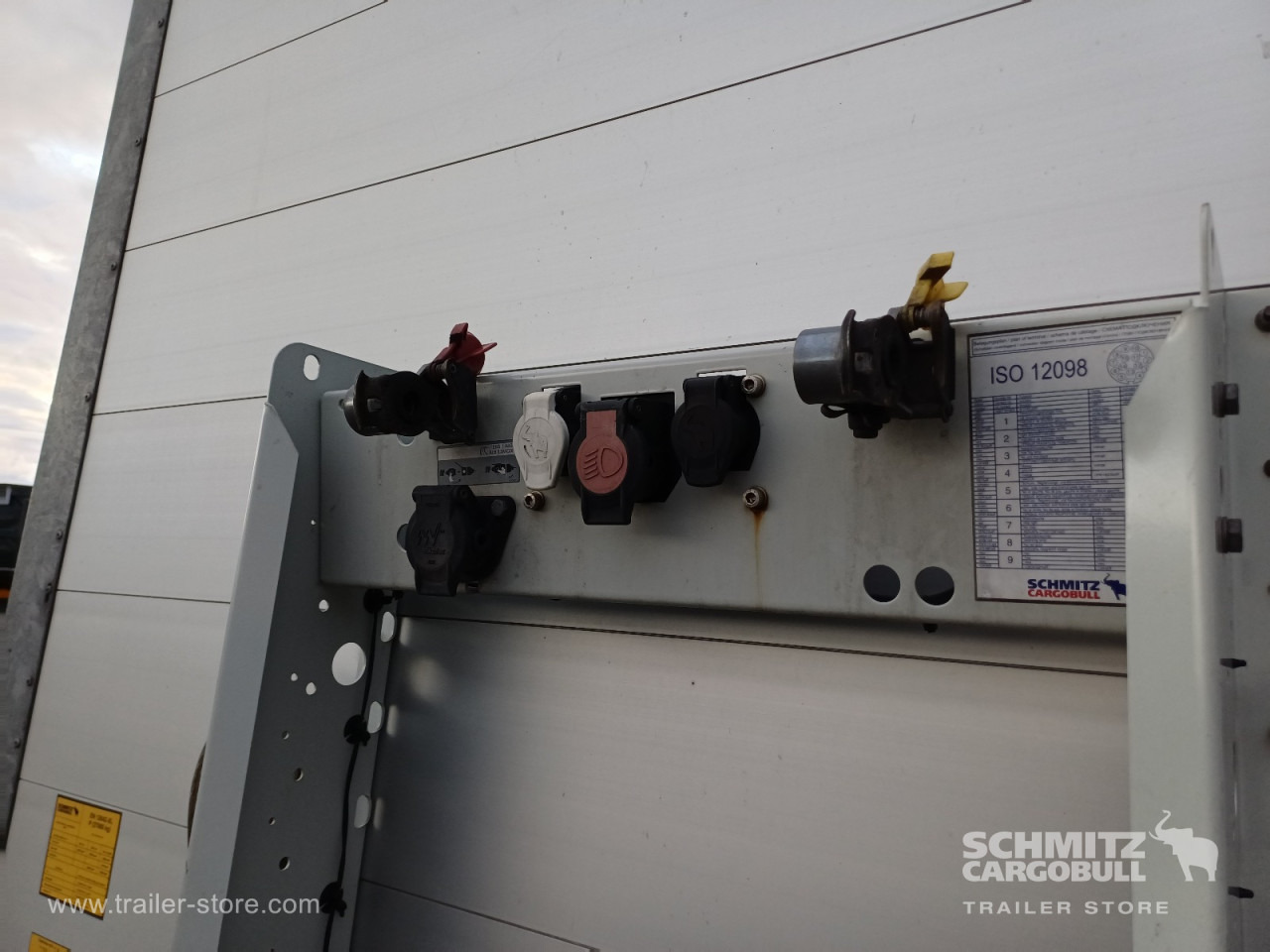 SCHMITZ Auflieger Curtainsider Mega - Poluprikolica sa ceradom: slika 2 SCHMITZ Auflieger Curtainsider Mega - Poluprikolica sa ceradom: slika 2
