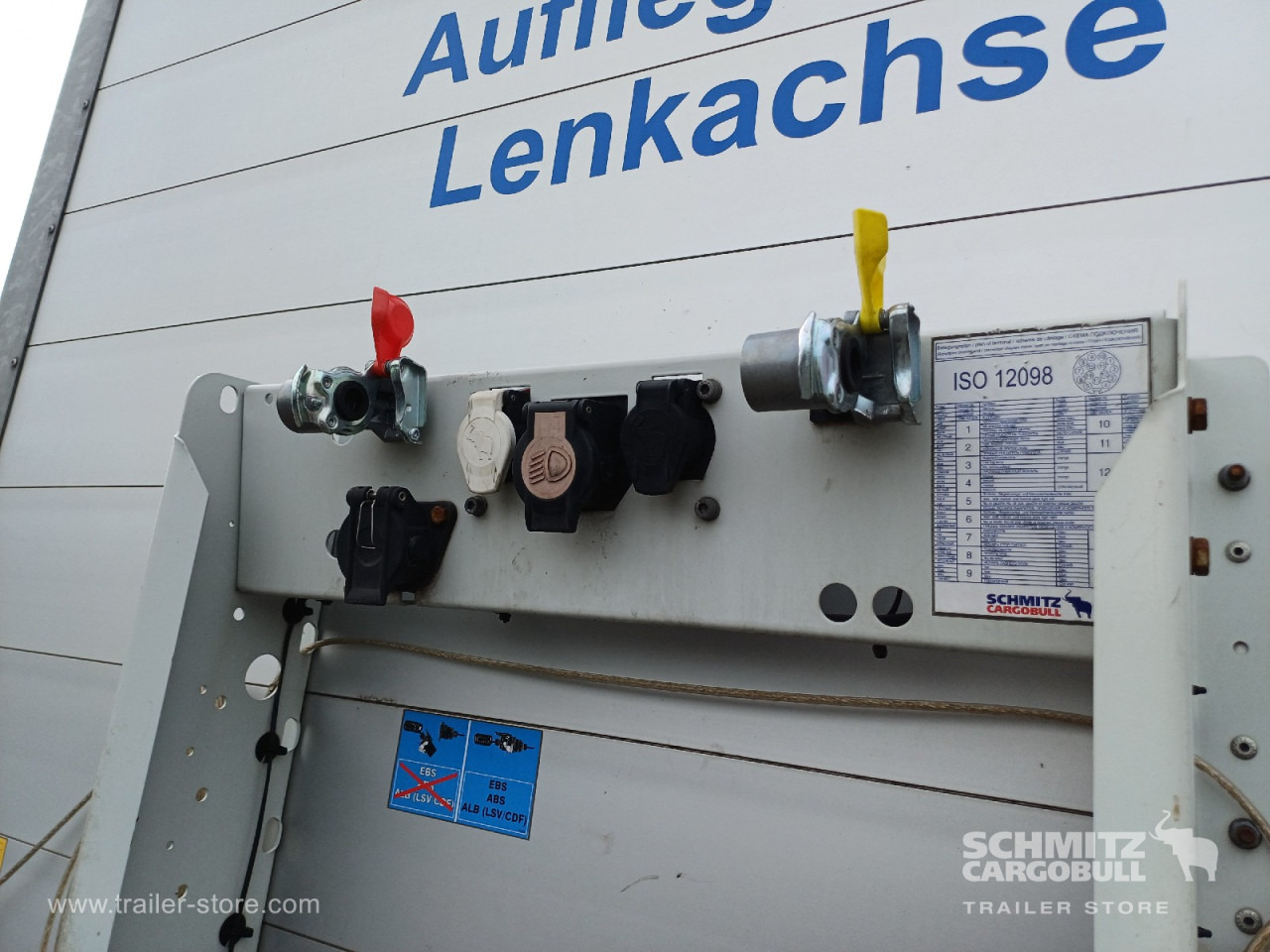 SCHMITZ Auflieger Curtainsider Standard Forklift holder - Poluprikolica sa ceradom: slika 2 SCHMITZ Auflieger Curtainsider Standard Forklift holder - Poluprikolica sa ceradom: slika 2