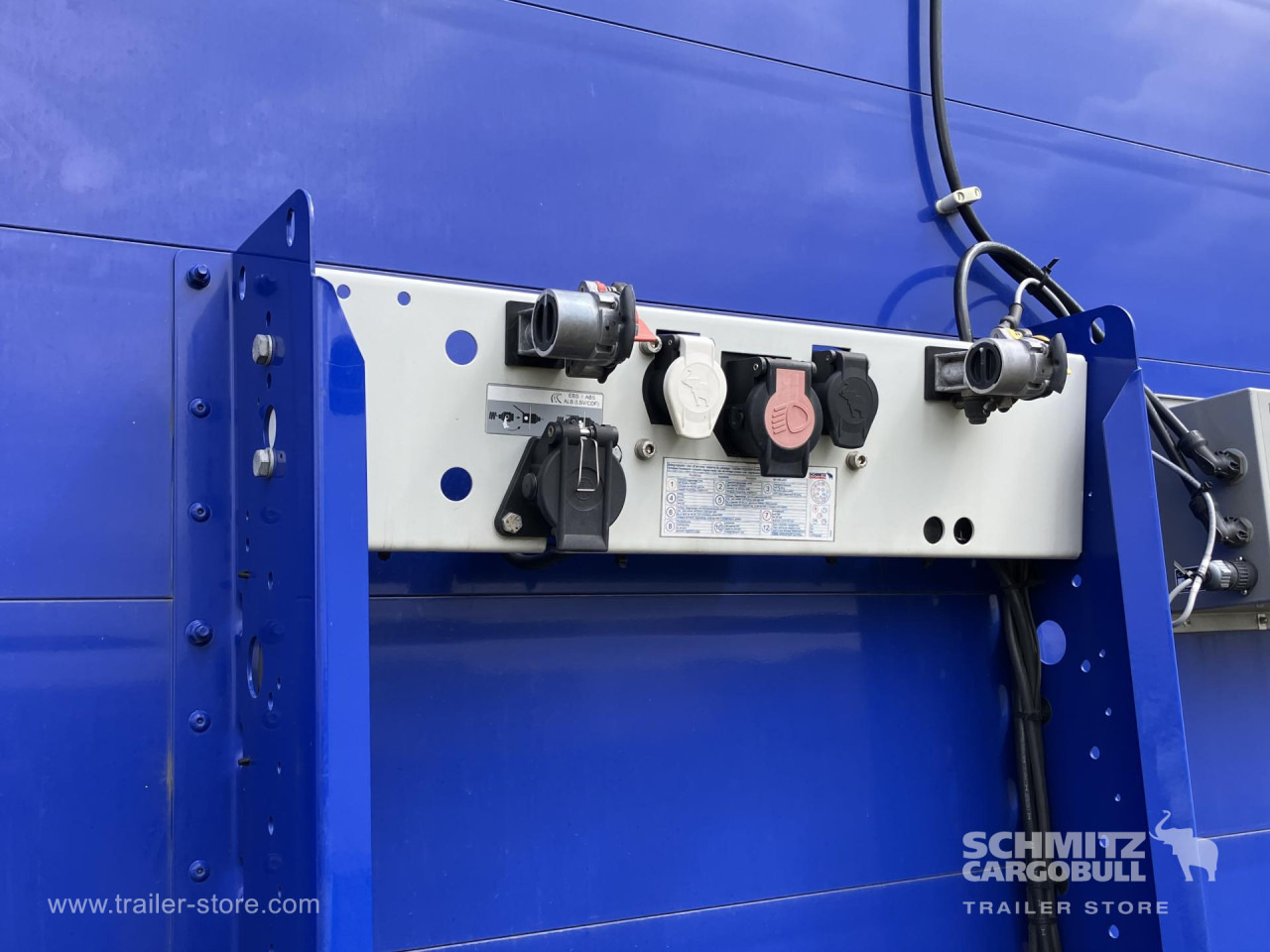 SCHMITZ Auflieger Curtainsider Standard - Poluprikolica sa ceradom: slika 2 SCHMITZ Auflieger Curtainsider Standard - Poluprikolica sa ceradom: slika 2