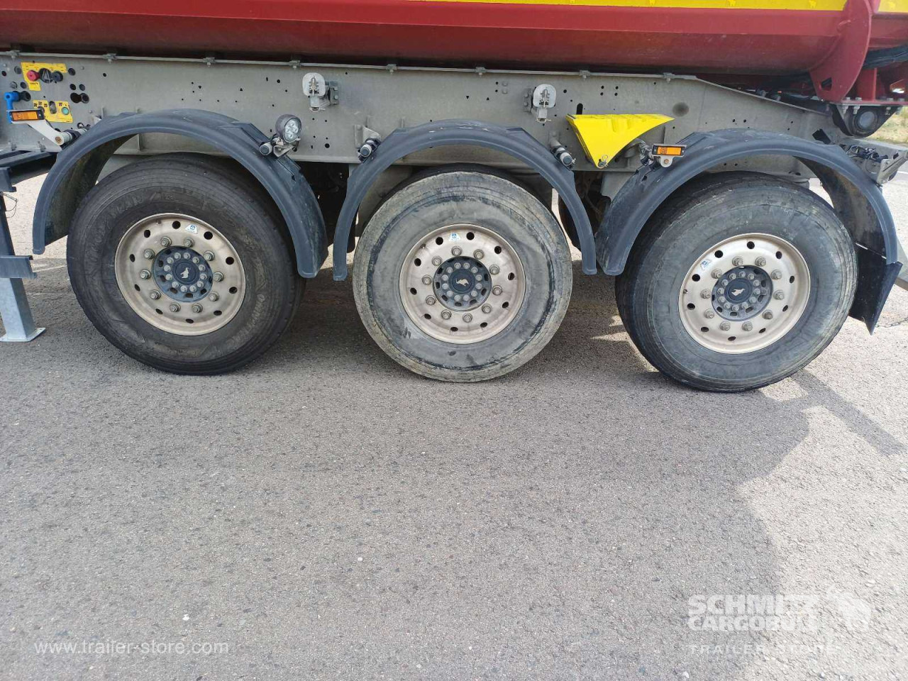 SCHMITZ Auflieger Kipper Stahlrundmulde 28m³ - Poluprikolica istovarivača: slika 2 SCHMITZ Auflieger Kipper Stahlrundmulde 28m³ - Poluprikolica istovarivača: slika 2