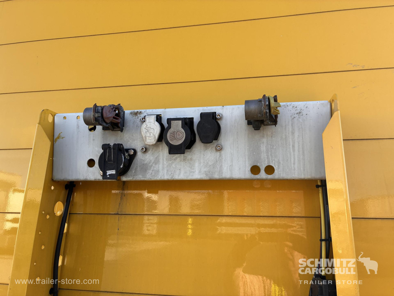 SCHMITZ Auflieger Trockenfrachtkoffer Standard - Poluprikolica sa zatvorenim sandukom: slika 2 SCHMITZ Auflieger Trockenfrachtkoffer Standard - Poluprikolica sa zatvorenim sandukom: slika 2