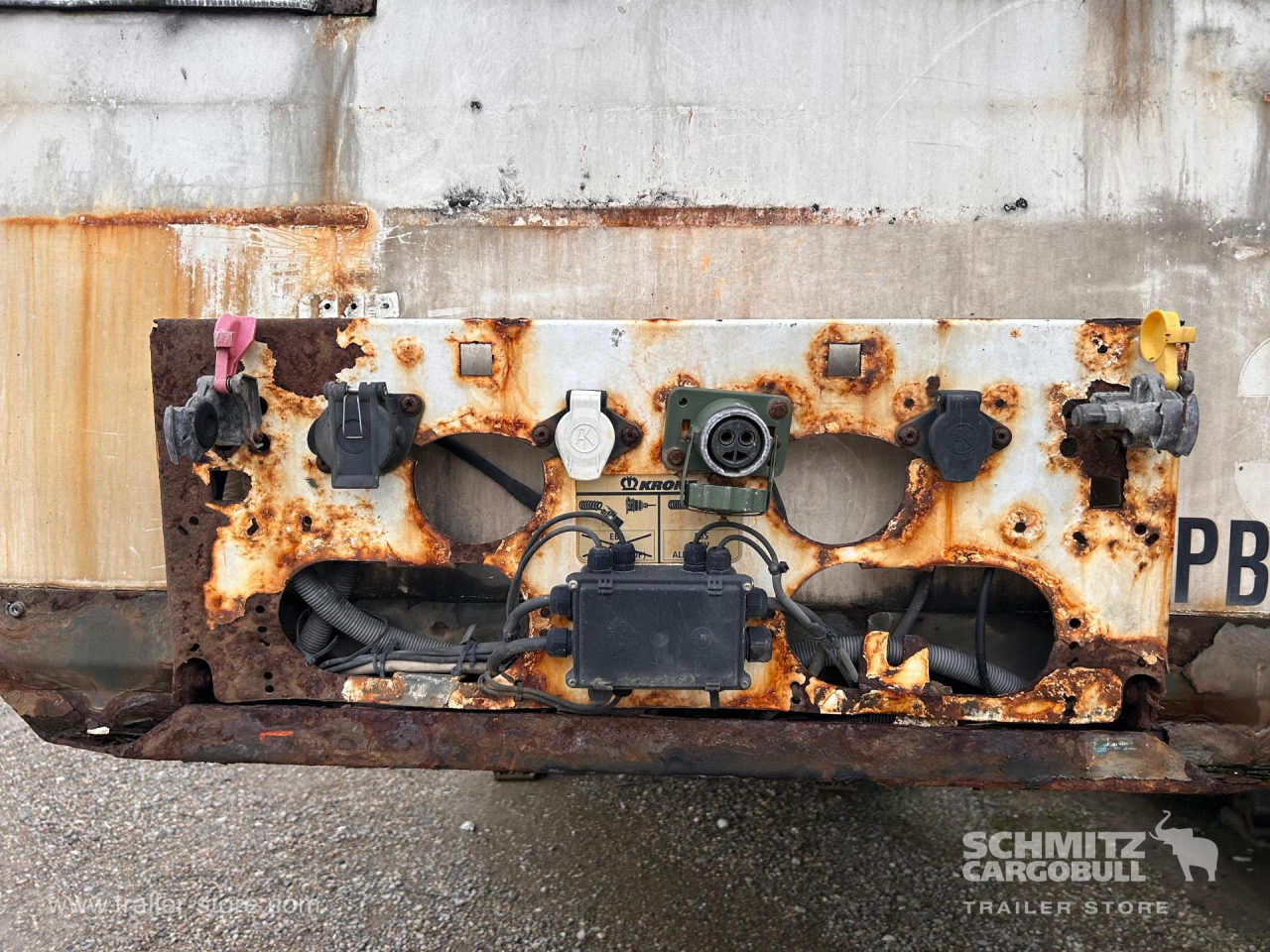 KRONE Reefer Standard Taillift - Izotermička poluprikolica: slika 2 KRONE Reefer Standard Taillift - Izotermička poluprikolica: slika 2