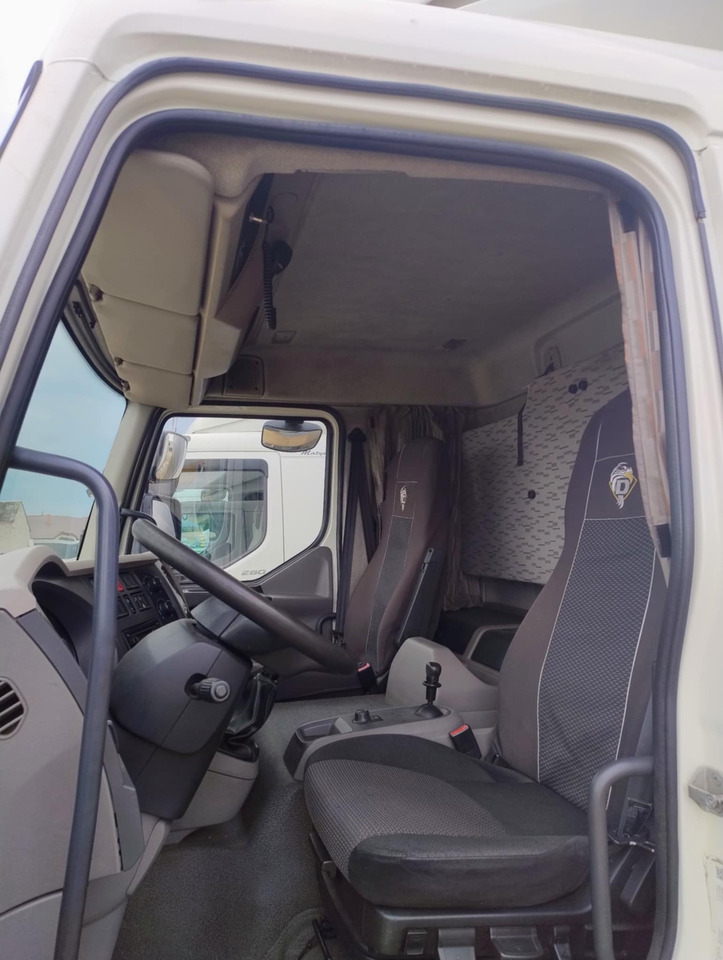 DAF LF 250 / Curtainsider 18 EPAL / sleeping cab - Kamion sa ceradom: slika 4 DAF LF 250 / Curtainsider 18 EPAL / sleeping cab - Kamion sa ceradom: slika 4