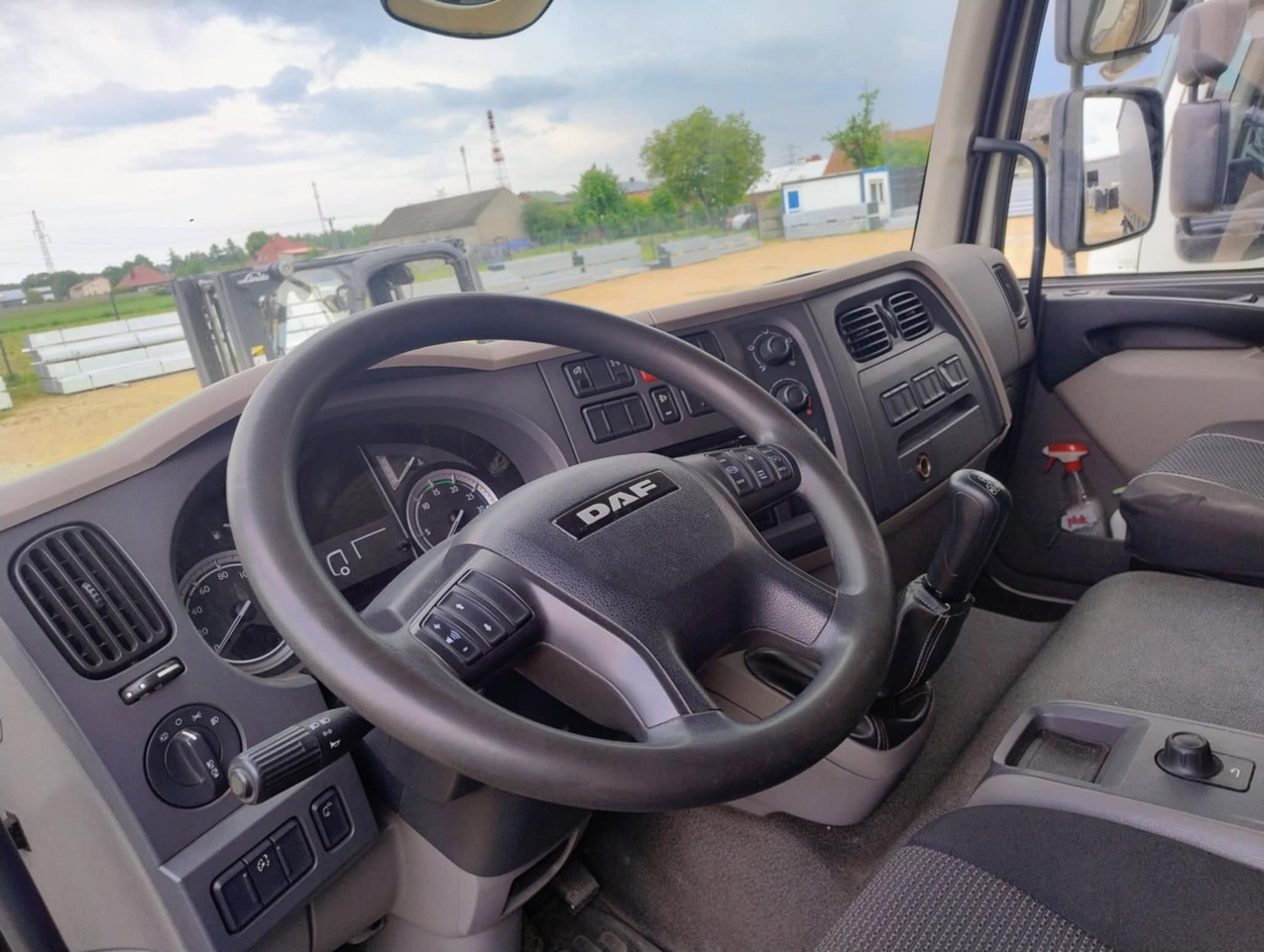DAF LF 250 / Curtainsider 18 EPAL / sleeping cab - Kamion sa ceradom: slika 5 DAF LF 250 / Curtainsider 18 EPAL / sleeping cab - Kamion sa ceradom: slika 5