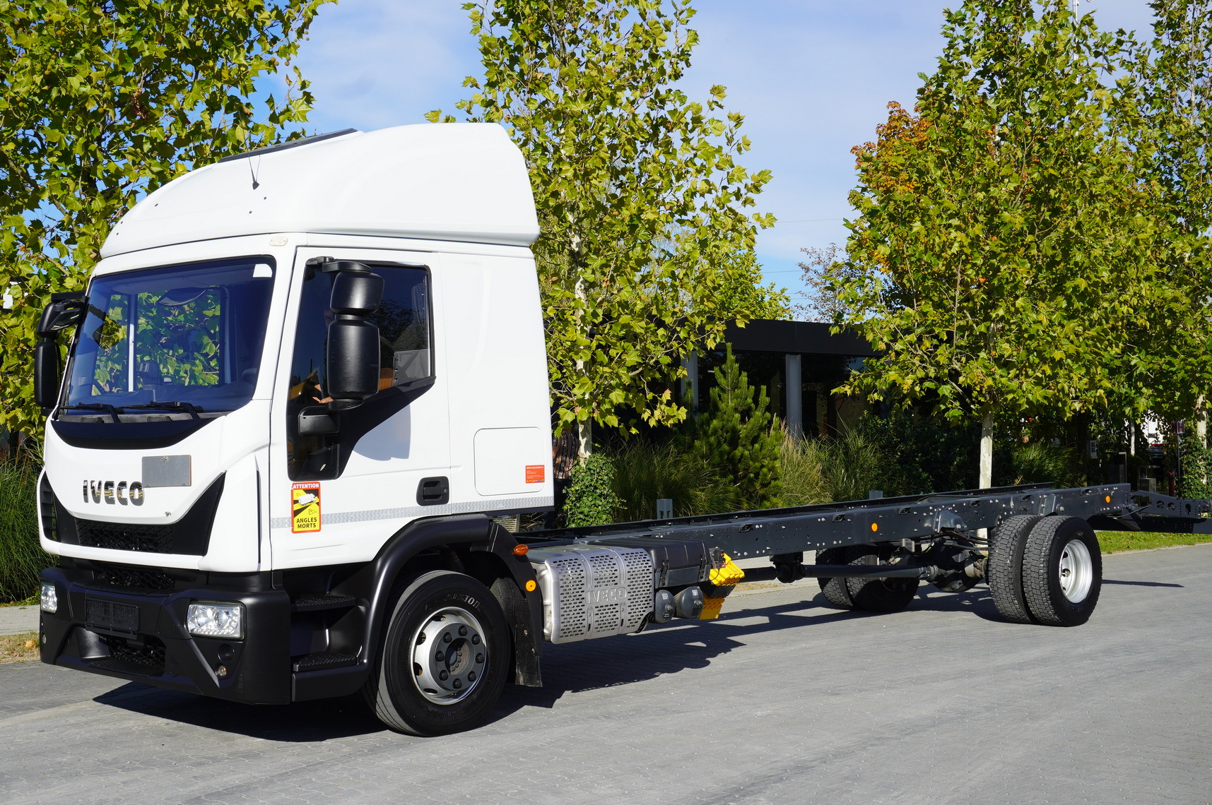 IVECO Eurocargo 140e19 4×2 E6 Glob / ADR / frame 8,1m - Kamion sa golom šasijom i zatvorenom kabinom: slika 1 IVECO Eurocargo 140e19 4×2 E6 Glob / ADR / frame 8,1m - Kamion sa golom šasijom i zatvorenom kabinom: slika 1