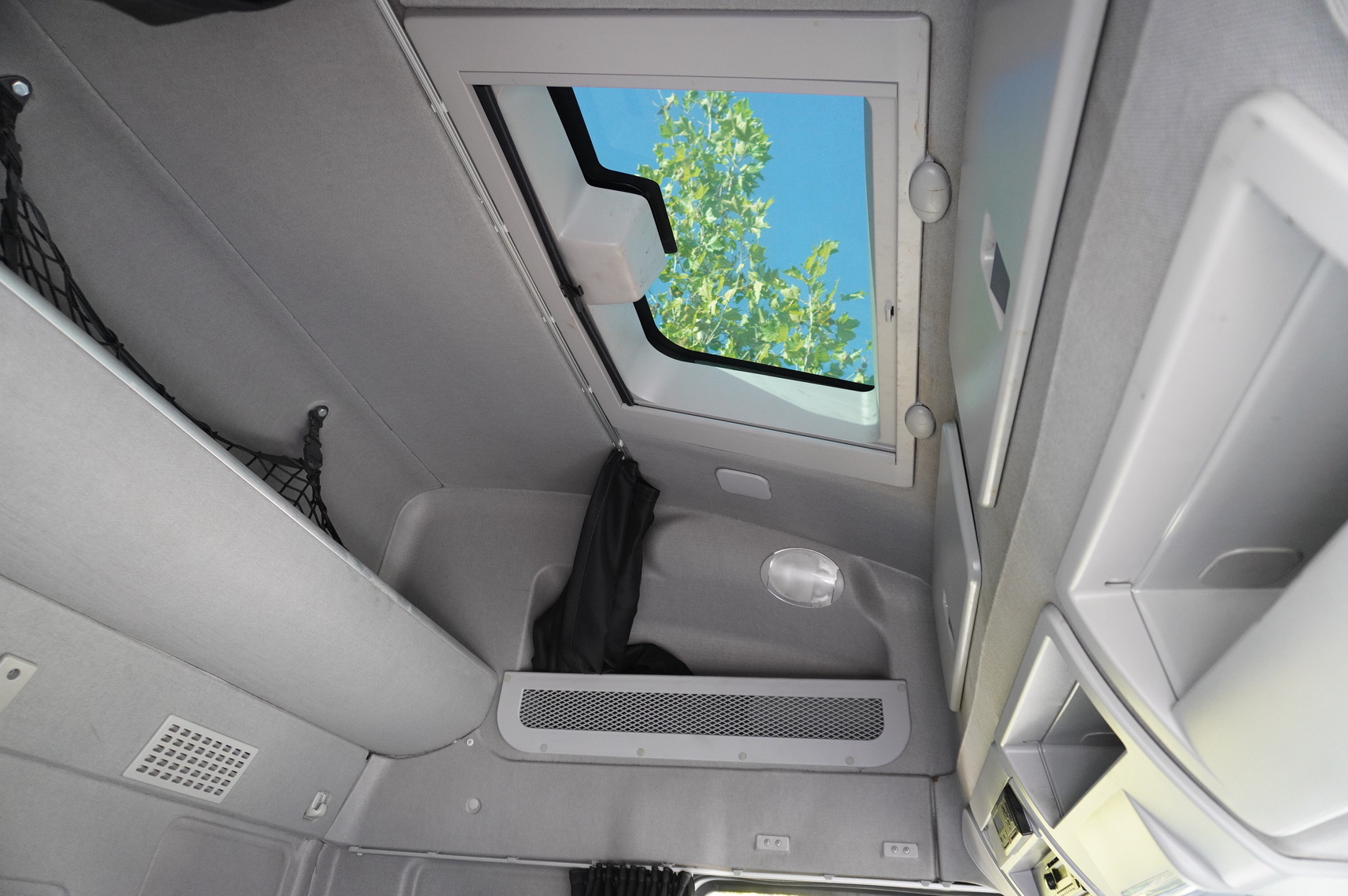 Kamion sa golom šasijom i zatvorenom kabinom IVECO Eurocargo 140e19 4×2 E6 Glob / ADR / frame 8,1m: slika 22 Kamion sa golom šasijom i zatvorenom kabinom IVECO Eurocargo 140e19 4×2 E6 Glob / ADR / frame 8,1m: slika 22