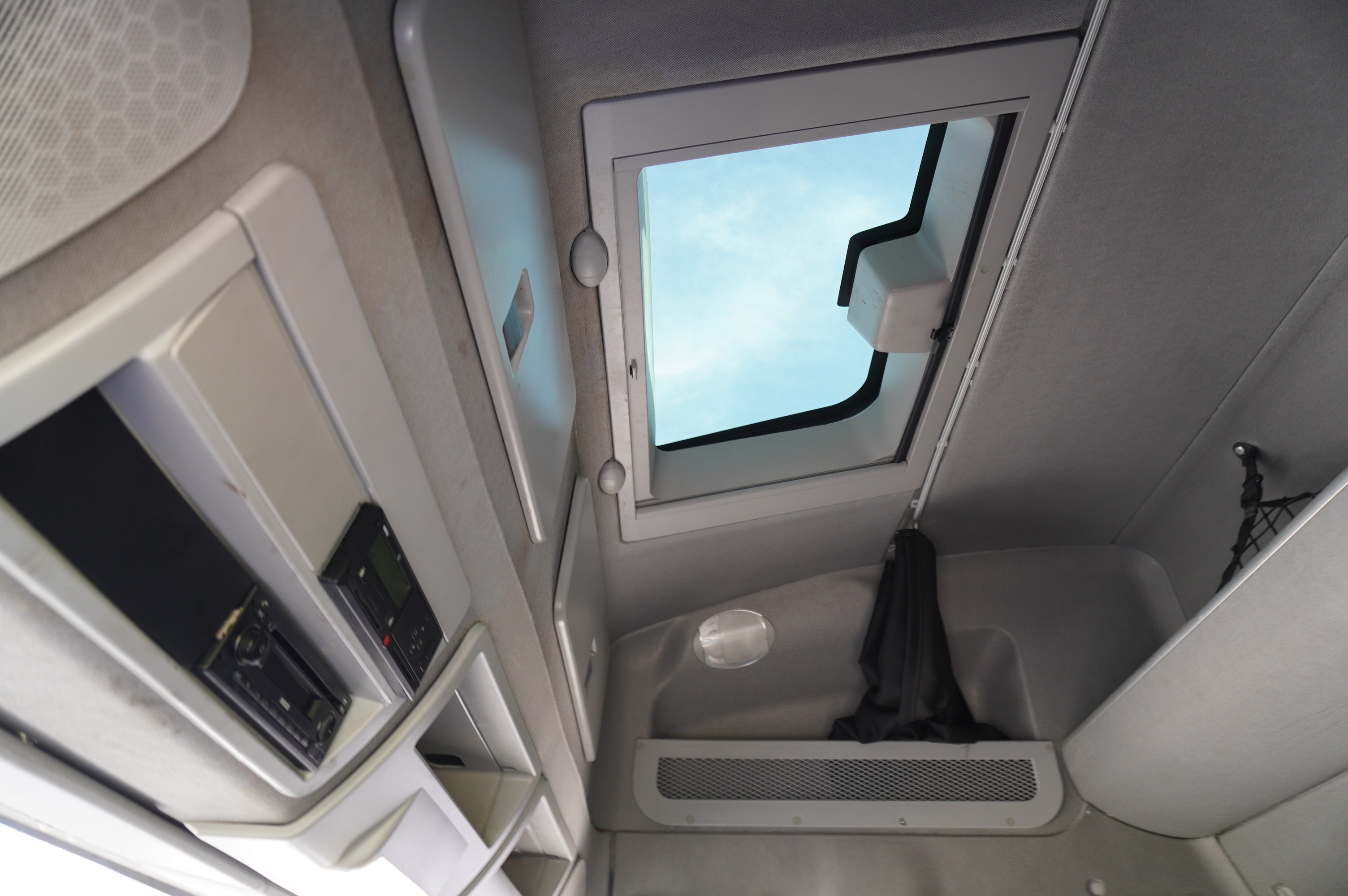 Kamion sa golom šasijom i zatvorenom kabinom IVECO Eurocargo 140e19 4×2 E6 Glob / ADR / frame 8,1m: slika 21 Kamion sa golom šasijom i zatvorenom kabinom IVECO Eurocargo 140e19 4×2 E6 Glob / ADR / frame 8,1m: slika 21