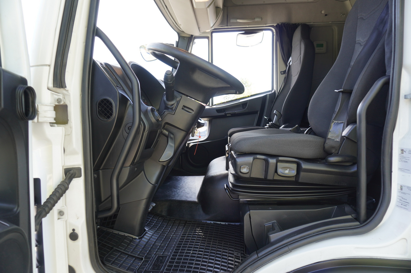 Kamion sa golom šasijom i zatvorenom kabinom IVECO Eurocargo 140e19 4×2 E6 Glob / ADR / frame 8,1m: slika 14 Kamion sa golom šasijom i zatvorenom kabinom IVECO Eurocargo 140e19 4×2 E6 Glob / ADR / frame 8,1m: slika 14