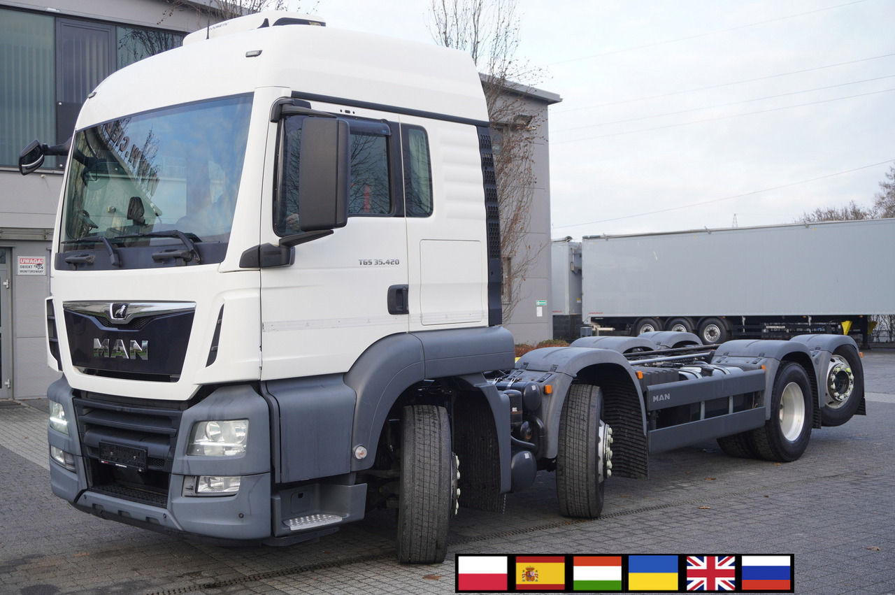 MAN TGS 35.420 8×2 / Chassis 6.4 m / 3 steered axles - Kamion sa golom šasijom i zatvorenom kabinom, Kamion sa dizalicom: slika 1 MAN TGS 35.420 8×2 / Chassis 6.4 m / 3 steered axles - Kamion sa golom šasijom i zatvorenom kabinom, Kamion sa dizalicom: slika 1