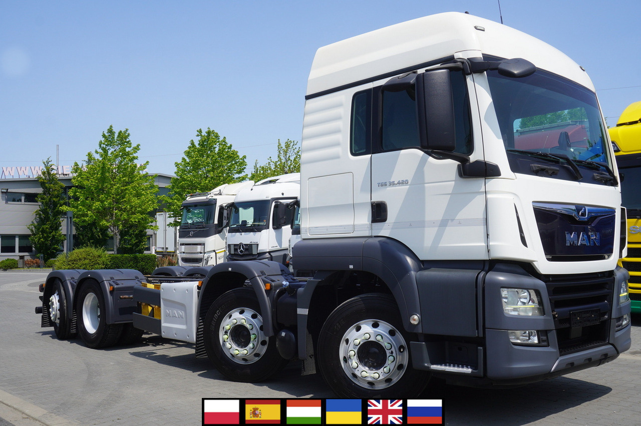 MAN TGS 35.420 8×2 / Chassis 6.4 m / 3 steered axles - Kamion sa golom šasijom i zatvorenom kabinom, Kamion sa dizalicom: slika 1 MAN TGS 35.420 8×2 / Chassis 6.4 m / 3 steered axles - Kamion sa golom šasijom i zatvorenom kabinom, Kamion sa dizalicom: slika 1