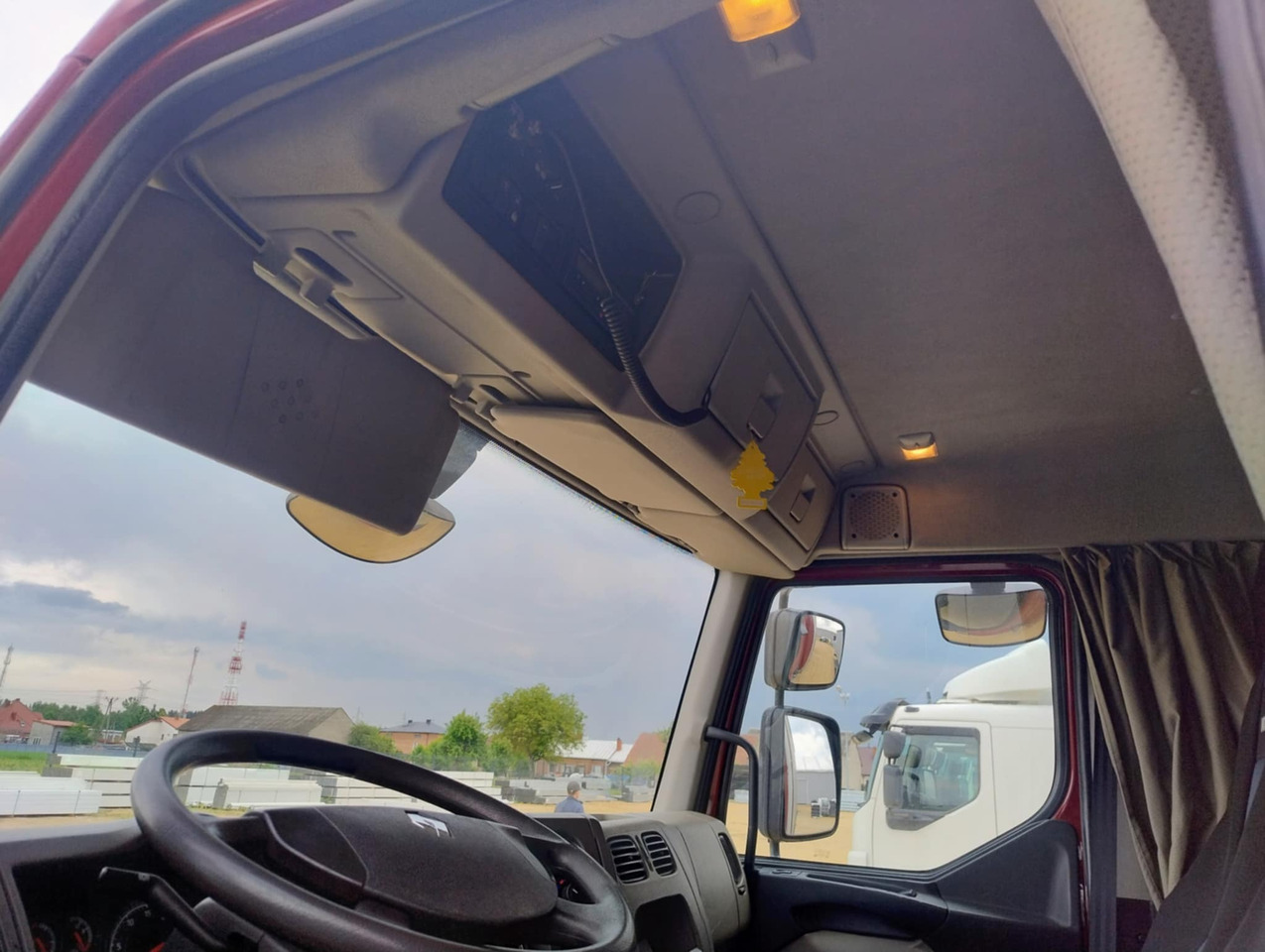 RENAULT Midlum 300 / Curtain 18 EPAL / Sleeping cab - Kamion sa ceradom: slika 5 RENAULT Midlum 300 / Curtain 18 EPAL / Sleeping cab - Kamion sa ceradom: slika 5