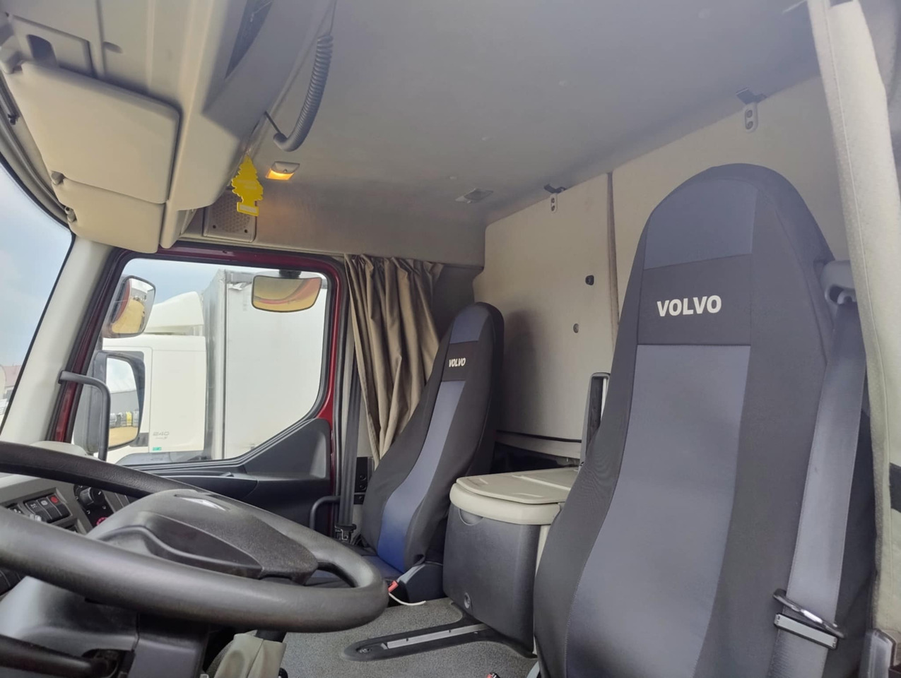 RENAULT Midlum 300 / Curtain 18 EPAL / Sleeping cab - Kamion sa ceradom: slika 4 RENAULT Midlum 300 / Curtain 18 EPAL / Sleeping cab - Kamion sa ceradom: slika 4