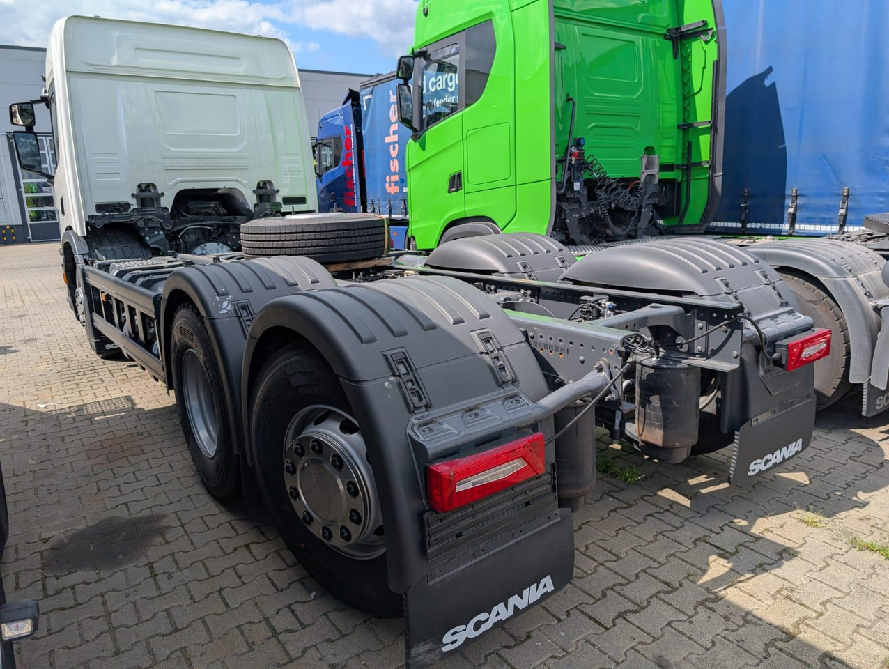 SCANIA P 340 B6x2*4NA / chassis frame / steering axle / CNG / large cab / 8 units - Kamion sa golom šasijom i zatvorenom kabinom: slika 4 SCANIA P 340 B6x2*4NA / chassis frame / steering axle / CNG / large cab / 8 units - Kamion sa golom šasijom i zatvorenom kabinom: slika 4