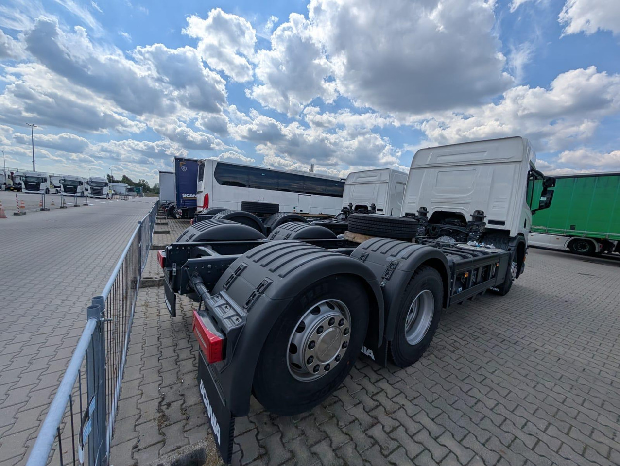 SCANIA P 340 B6x2*4NA / chassis frame / steering axle / CNG / large cab / 8 units - Kamion za smeće: slika 4 SCANIA P 340 B6x2*4NA / chassis frame / steering axle / CNG / large cab / 8 units - Kamion za smeće: slika 4
