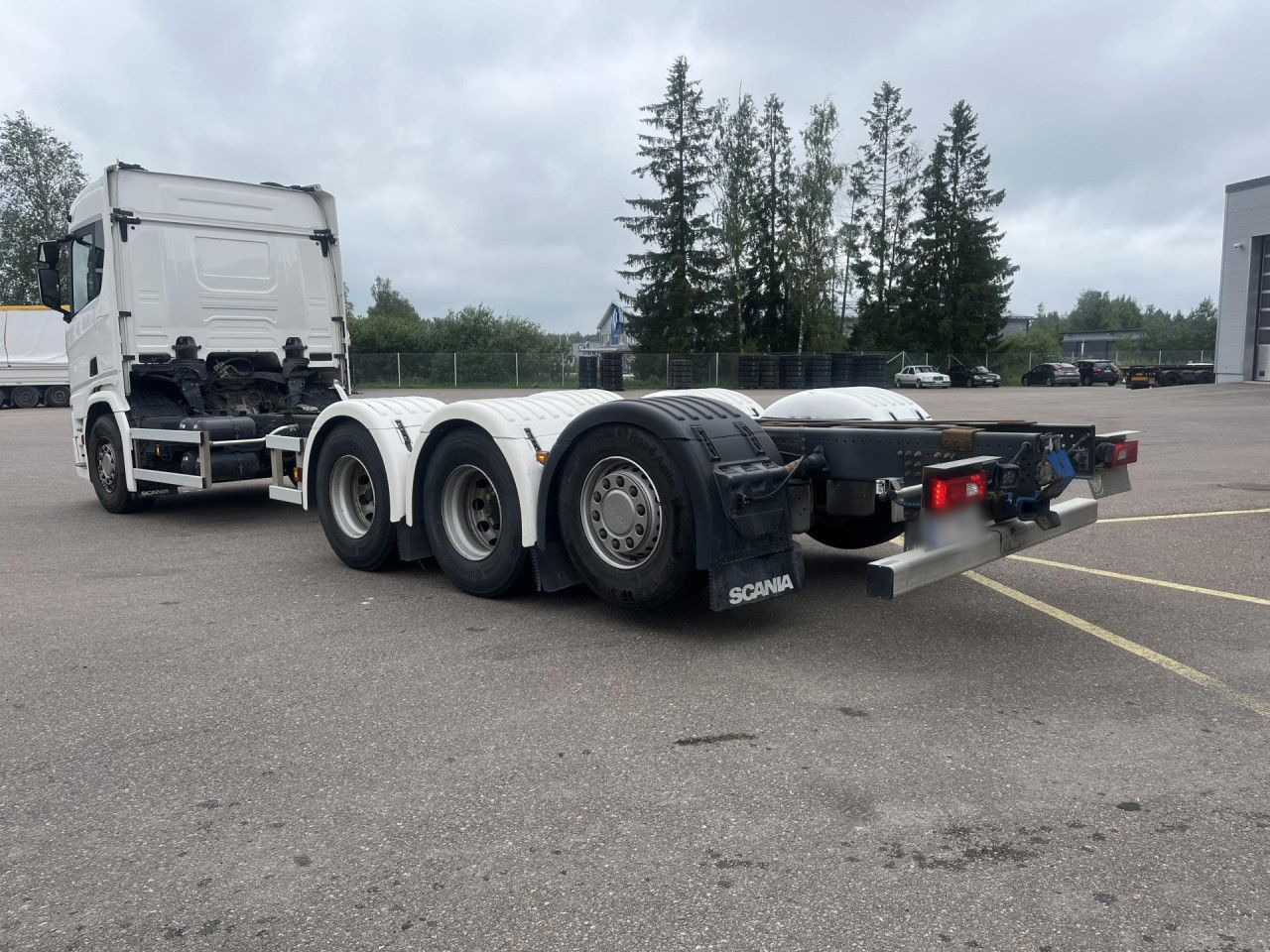 SCANIA R560 B8x4*4 / Chassis / sleeper cab / Power take-off - Kamion sa golom šasijom i zatvorenom kabinom: slika 2 SCANIA R560 B8x4*4 / Chassis / sleeper cab / Power take-off - Kamion sa golom šasijom i zatvorenom kabinom: slika 2